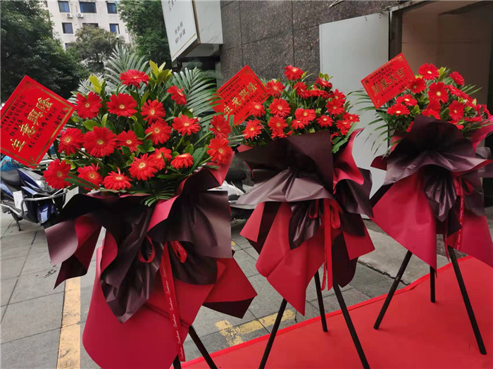 四川中青旅綿陽(yáng)分社、綿陽(yáng)市中旅假日旅行社、綿陽(yáng)自來(lái)文化傳播有限公司24H自助售貨服務(wù)盛大開(kāi)業(yè)